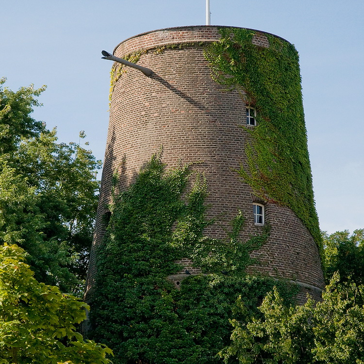 Geldern Straßenmaler D35_9682 als Smart-Objekt-1 Kopie.jpg - Der alte Mühlenturm , in dem ganzjährig Kunstausstellungen statt finden